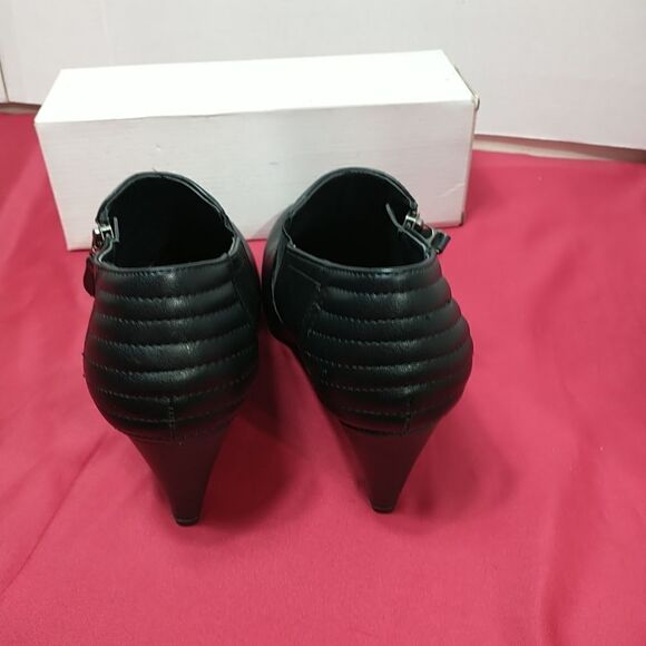 Rialto Stockholm Womans * 8.5M Black Leather Pleated Zip 2.5"Heel Bootie . - Picture 4 of 9